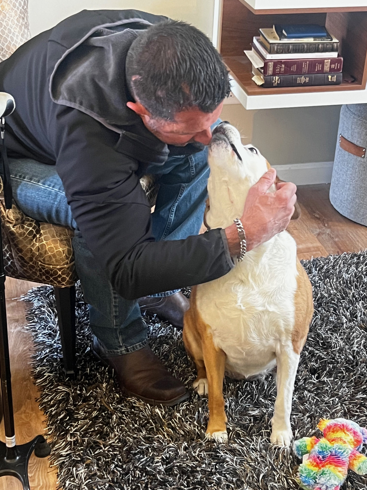 Tiki kept Chris warm until paramedics arrived 14hrs later!